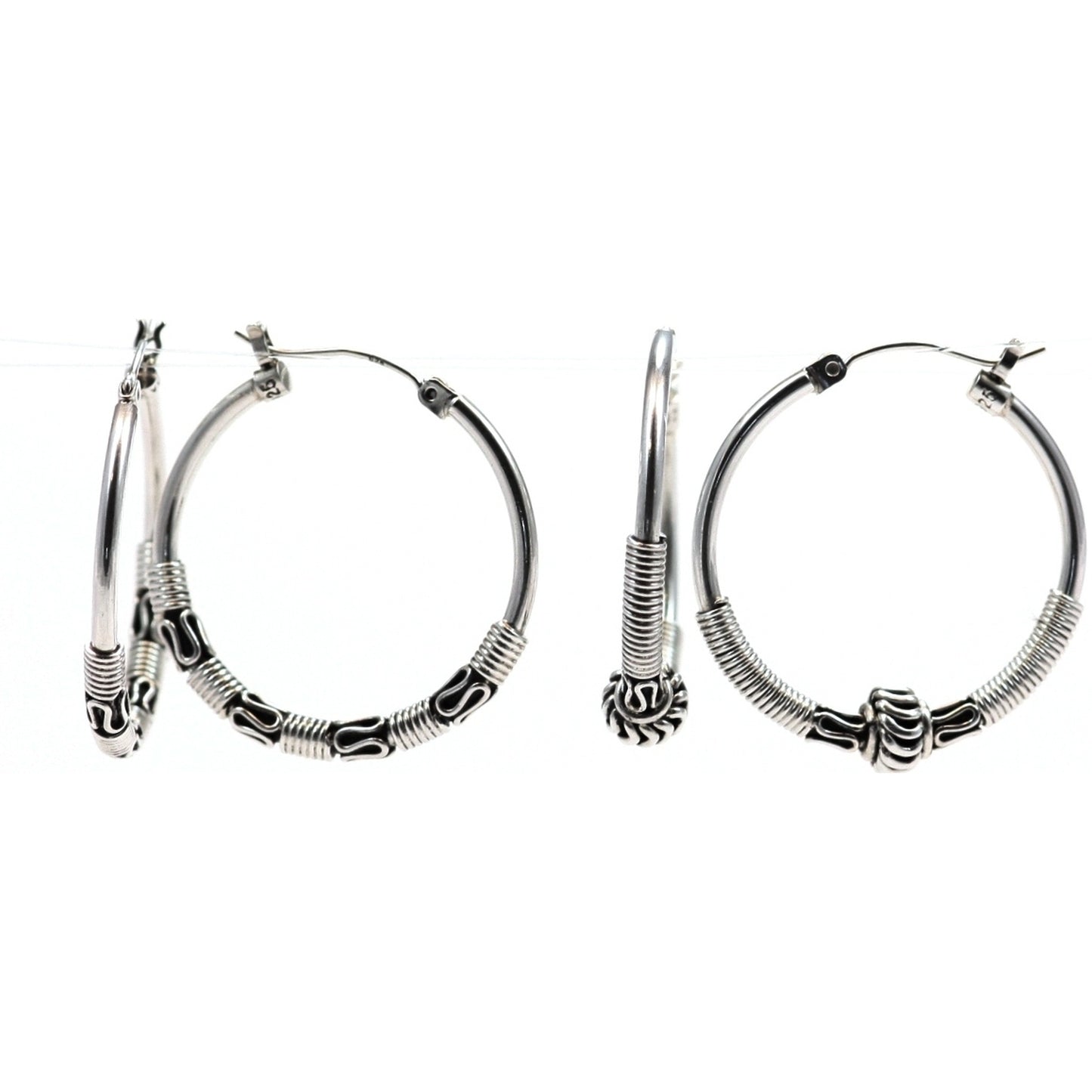 Earring set made of sterling silver.