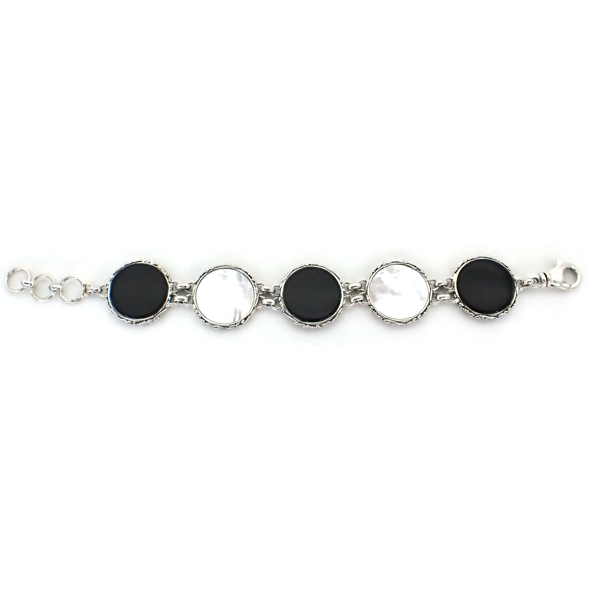 Bracelet with five links, comprised of three onyx discs and two mother of pearl discs and silver borders.