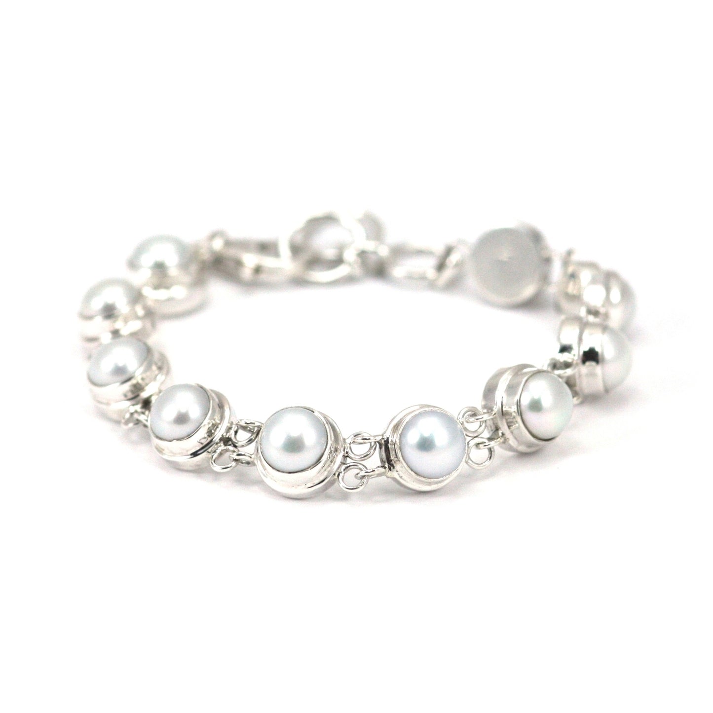 Silver bracelet with ten round links with white pearls.