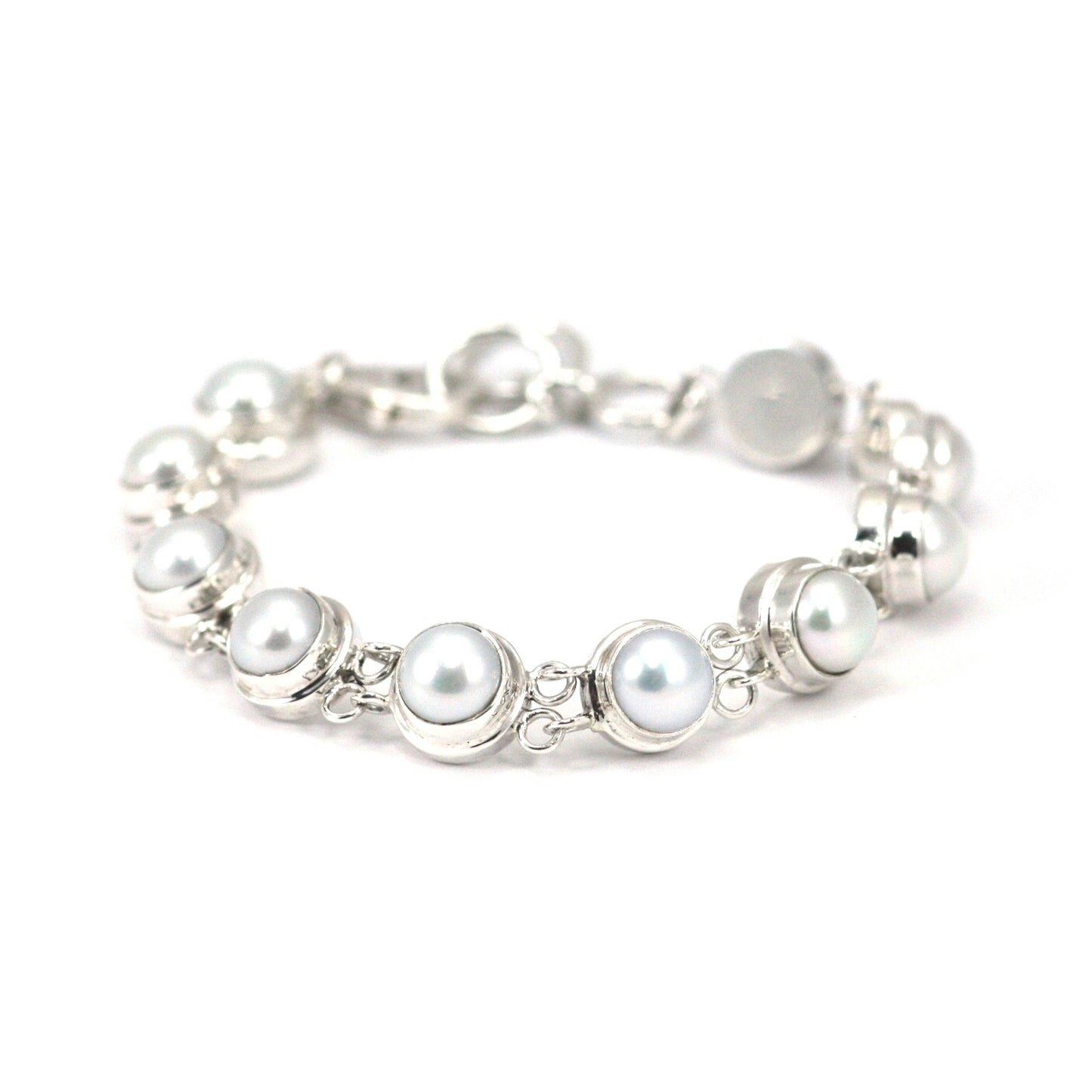 Silver bracelet with ten round links with white pearls.