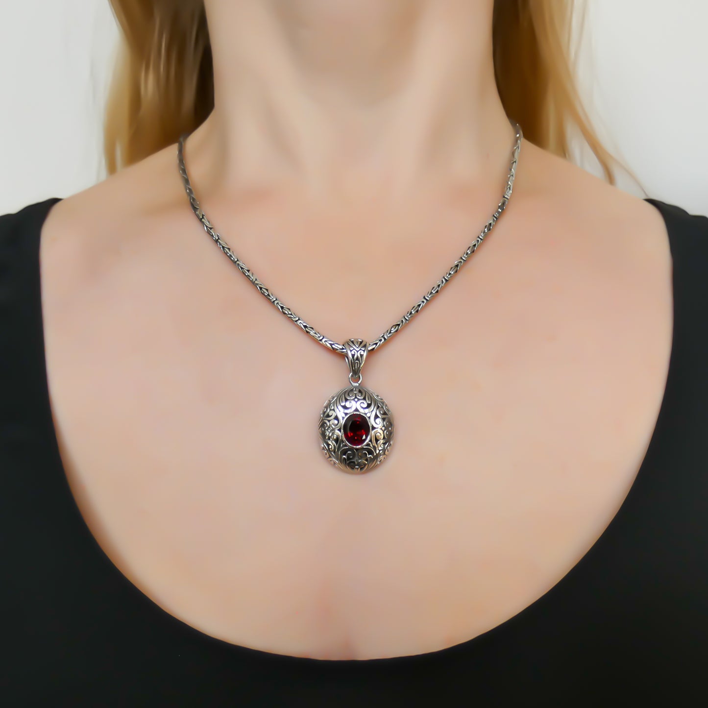 P711FG MODA .925 Sterling Silver Carved Bali Pendant with Garnet