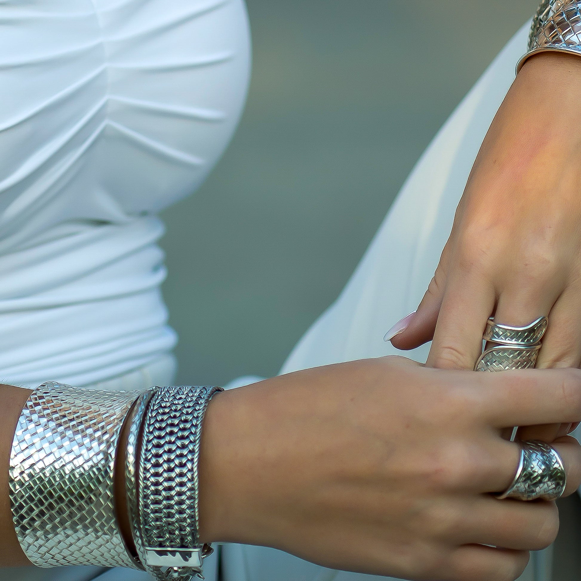 Tuscany Silver Bracciale da Uomo in Argento Sterling Placcato Rodio con Herringbone e ID Bar Cuff Bangle Tuscany Silver Bracciale da Uomo in Argento Sterling Placcato Rodio con Herringbone e ID Bar Cuff Bangle